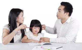 家长与孩子对话温馨画面