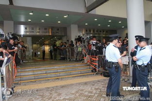 法院门口等待的媒体人群