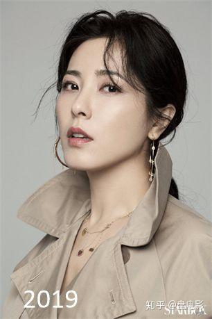 曾黎素颜化妆台前对镜微笑