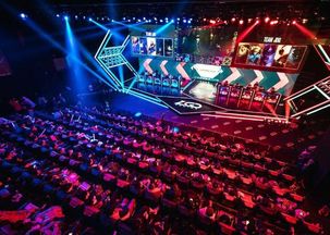 电竞粉丝在屏幕前为战队呐喊助威