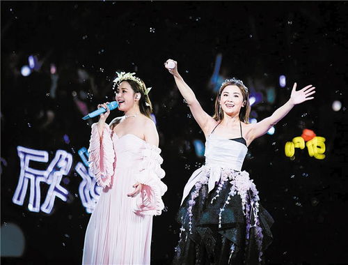 徐小凤在音乐厅深情演唱