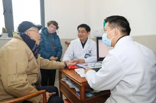 一名乡镇医生在简陋诊室中为病人看病