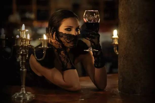 夜晚品酒的浪漫时刻