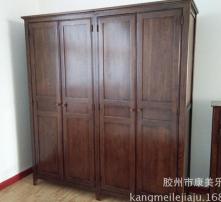 一张老旧的木制衣柜照片