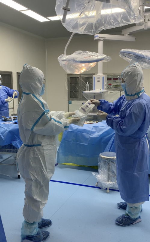 手术室内医生团队进行紧张手术