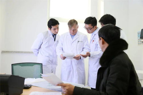 现代医生面对患者问诊场景