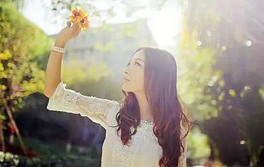 展望未来的女性