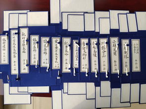 一张桌面上摆放着古籍和笔墨纸砚的静物图