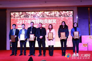 颁奖典礼上为优秀内训师颁发证书