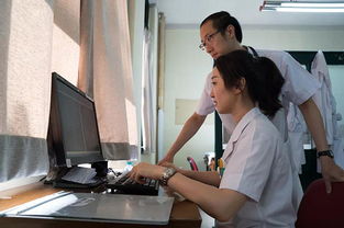 医生在办公室讨论