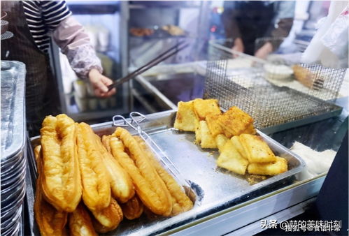深夜路边摊热闹场景