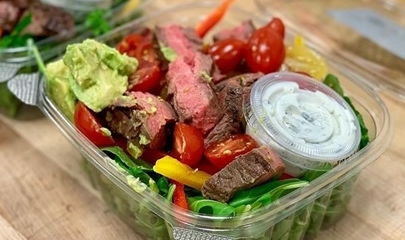 鸡胸肉与西兰花搭配的健康餐盘