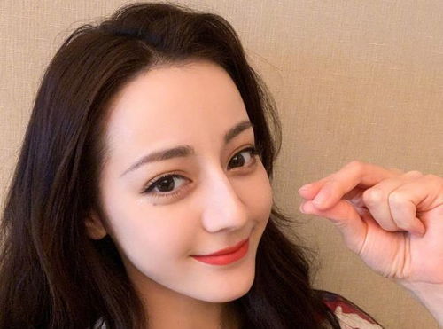 女生敷姜片护肤过程