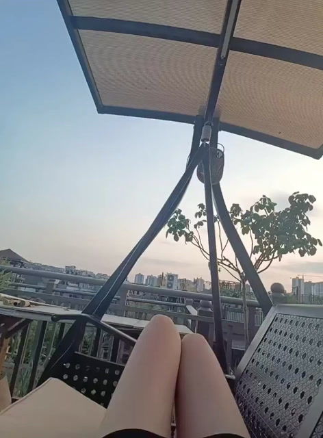 一个人在阳台看夕阳沉思