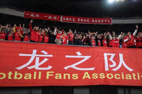 球迷在看台上为中国队加油助威