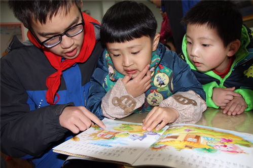 孩子坐在床边认真讲故事