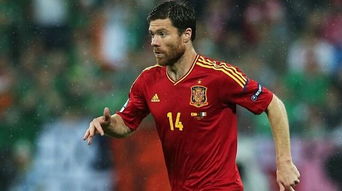 哈维阿隆索在场边指挥比赛