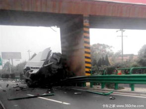 美国街头运钞车现金散落现场