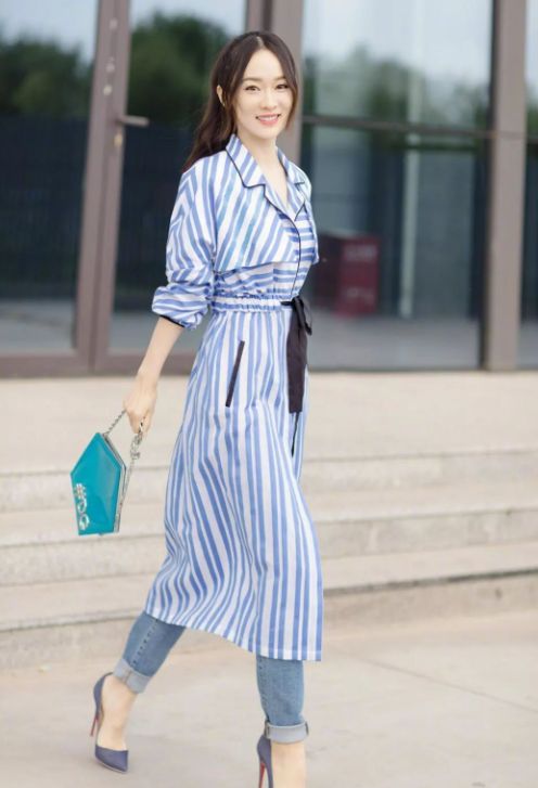 女孩穿着白色连衣裙走在彩虹桥上