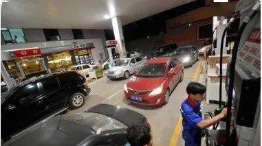 车主在加油站查看油价变化