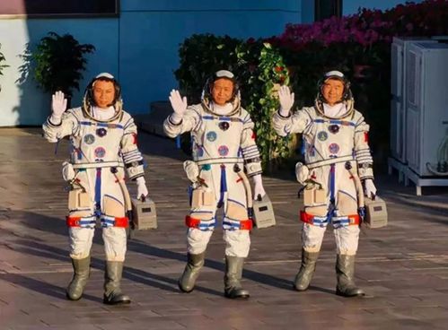 神二十航天员吃饭看同事回地球，中国空间站上演“太空团圆饭”