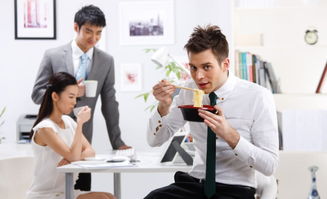 办公室内两人对坐谈判神情严肃