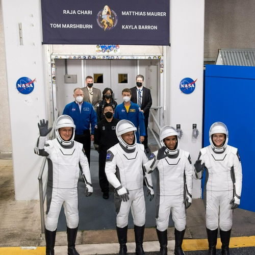 航天员家属在现场等候迎接亲人归来