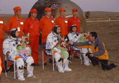 三位航天员走出返回舱合影