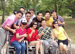 90后朋友聚会欢笑