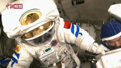 航天员出舱瞬间