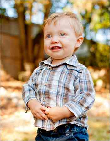 宝宝专注搭积木