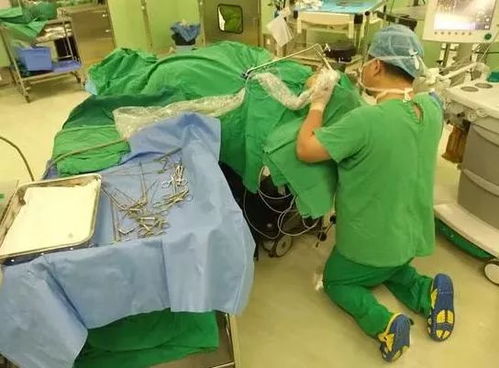 医生在手术台前专注工作的画面