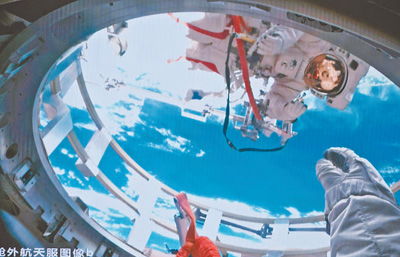 航天员在空间站工作