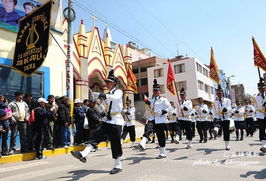 越南街头群众为中国仪仗队鼓掌