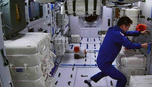蔡旭哲在空间站操作实验设备