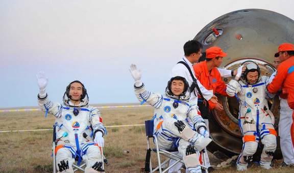 三位航天员出舱后向众人挥手致意