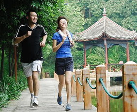 一位年轻人在晨跑中感受阳光洒落