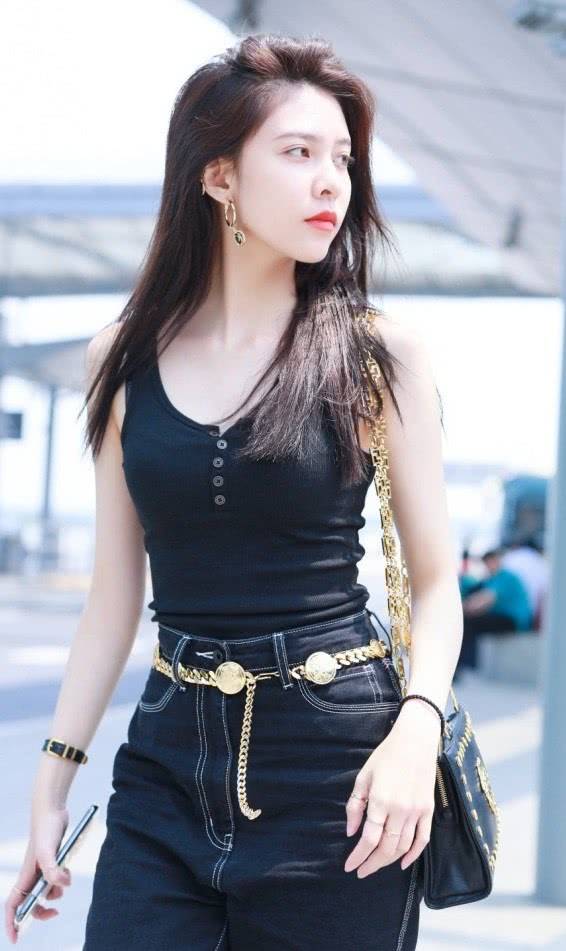 曾黎在户外阳光下微笑走路