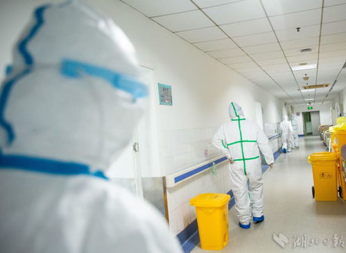 医生在医院走廊行走