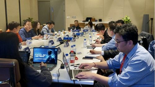 小米工程师团队在办公室讨论Xiaomi MiMo模型优化方案