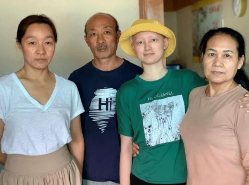 女生与父母温馨合照