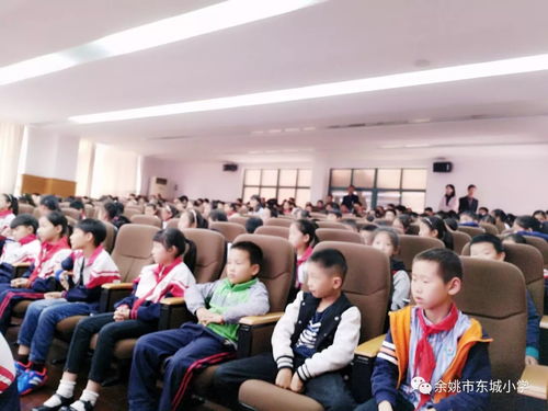 深夜写作的桌面与灯光