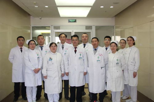 医生在认真为患者检查