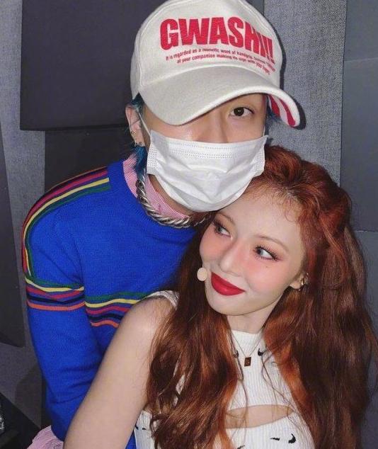 泫雅与男友龙俊亨合照