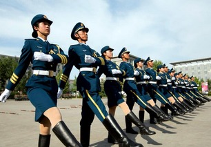 越南民众与中国仪仗队员合影