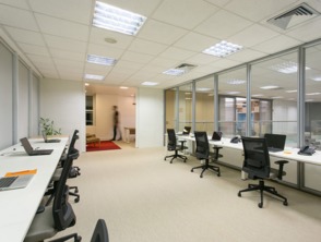 办公室加班中的年轻人