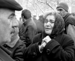 遇难者家属在发布会外哭泣