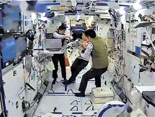 航天员在天和舱内操作设备的场景