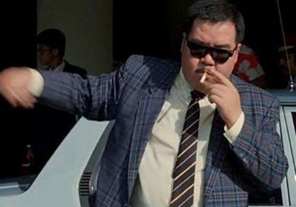 73岁郑则仕重现&lsquo;肥猫甩手点烟&rsquo;动作，网友：原来他还活着！