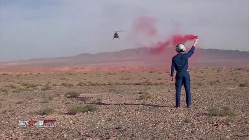 搜救队伍在戈壁演练